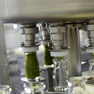 瓶詰めされる菜食健美